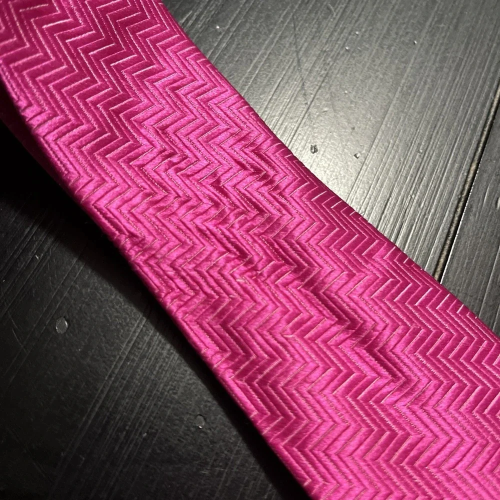 The Tie Bar Boys 100% Silk Necktie Pink Zig-Zag Pattern 3